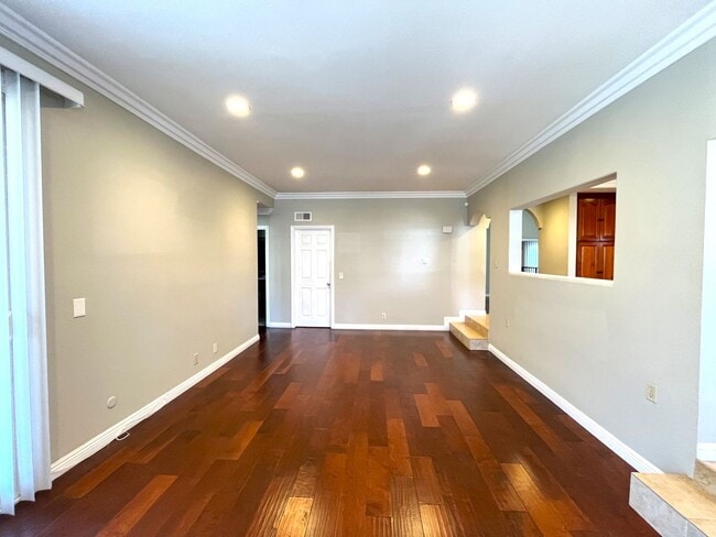 Building Photo - 4 bed, 3 bath located in Anaheim!
