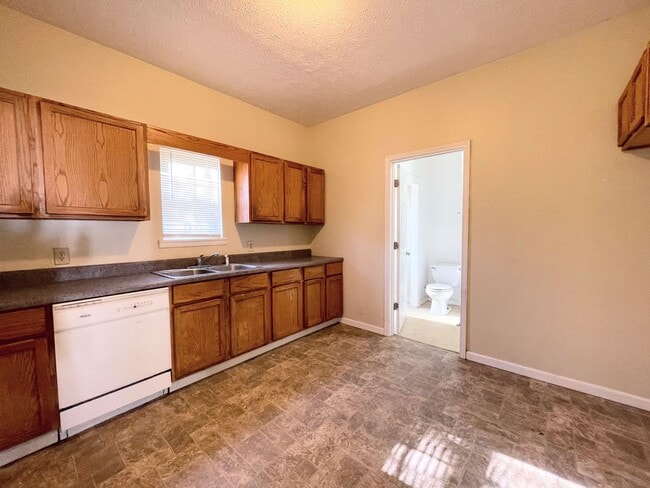 Building Photo - Large 3 Bedroom