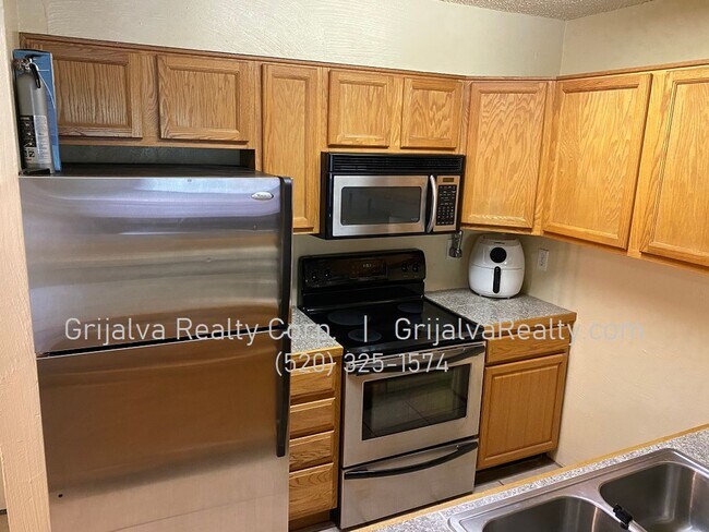 Building Photo - AVAILABLE JUNE - Furnished 2 Bedroom Condo with Community Pool Close to the UofA! (Speedway/Euclid)