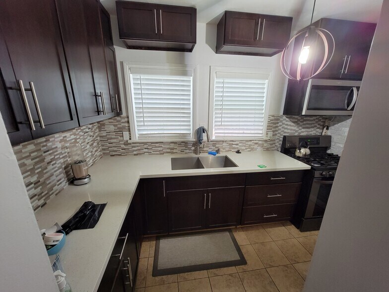 Kitchen - 1529 N Hobart Blvd