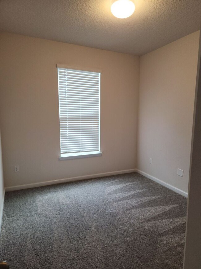 Building Photo - Perfect size, perfect location!