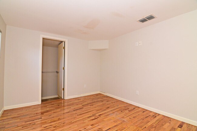 Building Photo - 1319 Francis Ave