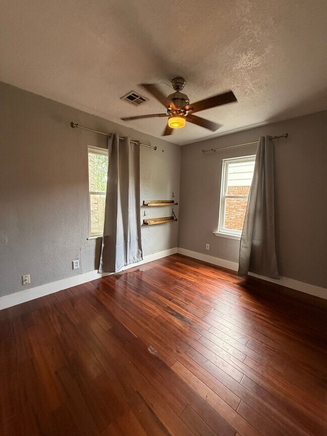 Building Photo - 2 bed/1 bath Norman Cottage