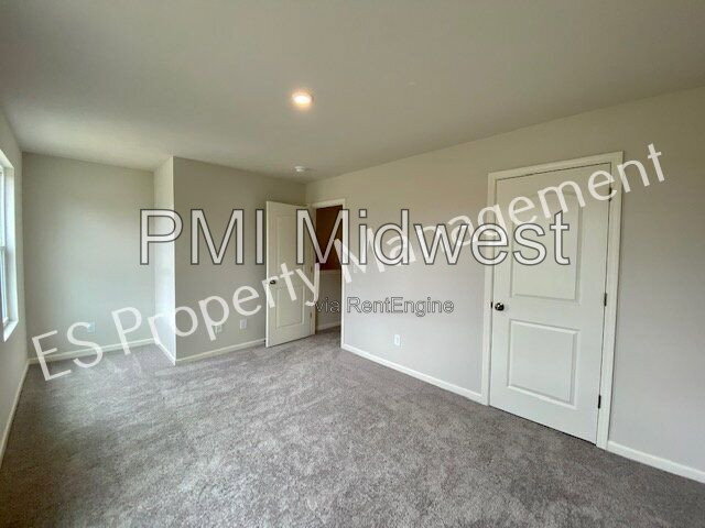Building Photo - 2608 W Kings Cyn Dr