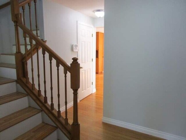 Building Photo - 4 Bedroom, 2.5 Bathroom Artondale area home