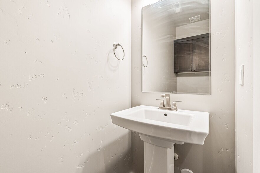 Building Photo - 2169 S Hills Ave