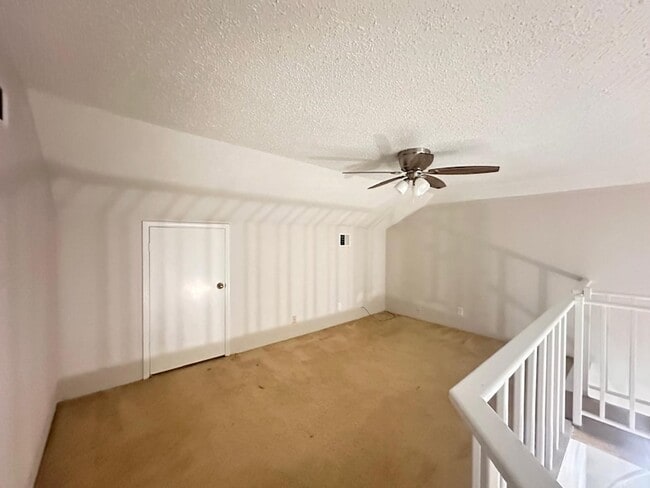 Building Photo - 219 Kings Ct