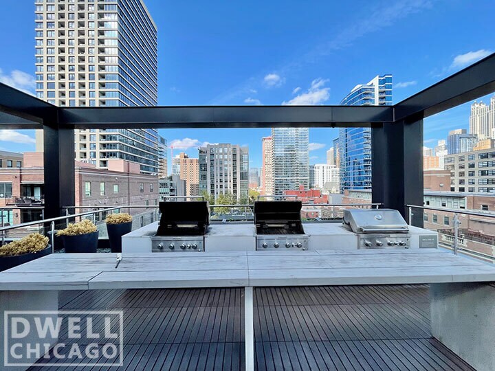 Building Photo - 640 N La Salle Dr