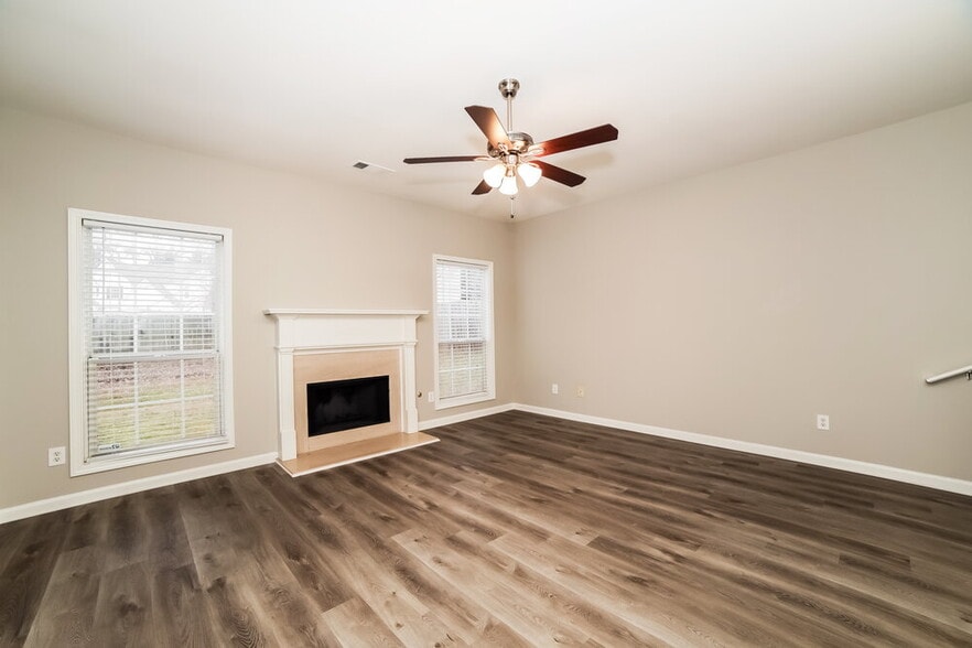 Building Photo - 1610 Silver Oak Dr