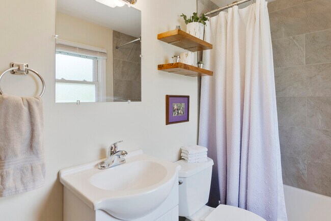 Building Photo - 160 Beecher St