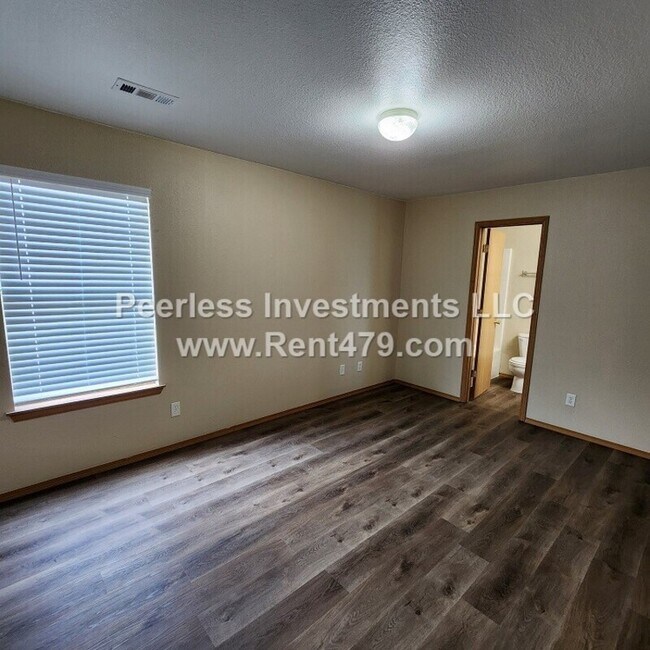 Building Photo - 844 Lariat St
