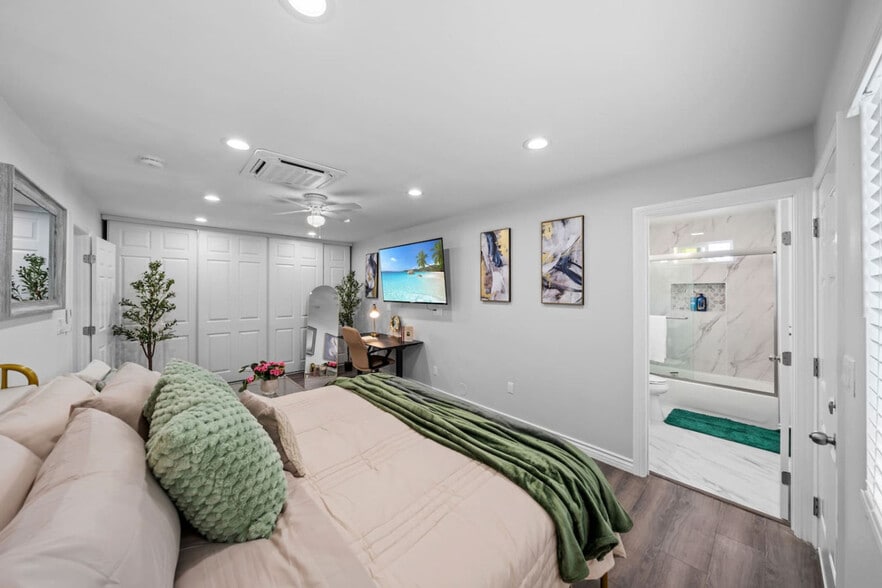 Building Photo - 10983 Parkdale Ave