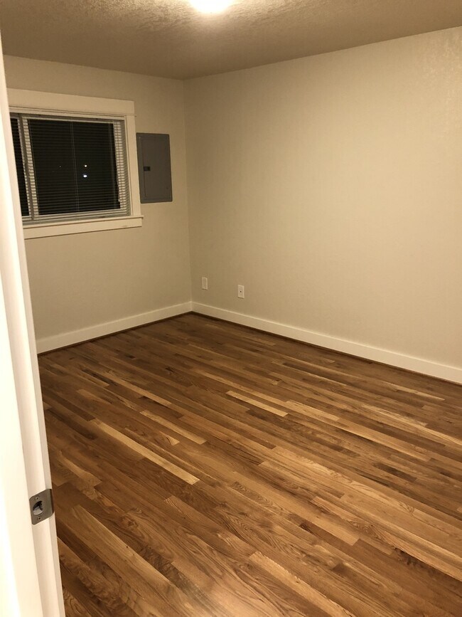 Building Photo - Like New Modern 2BD First Floor New Hardwo...