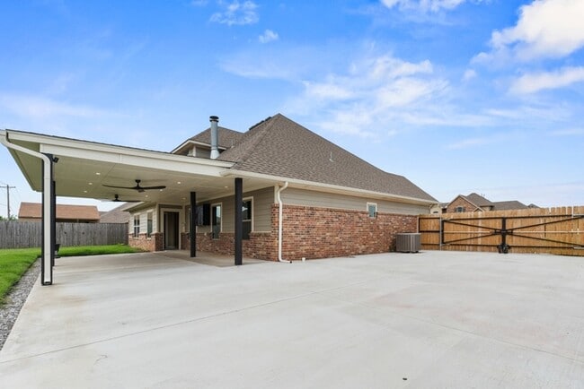 Building Photo - 1200 Ridgeway Dr