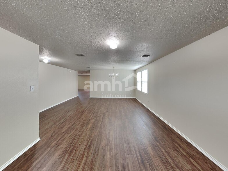 Building Photo - 16508 Jasmine Springs Dr