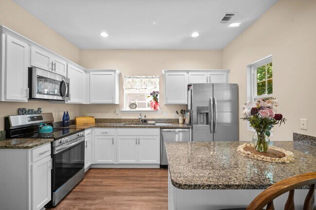 Building Photo - 3 Bedroom 2.5 Bath home in Azalea Square