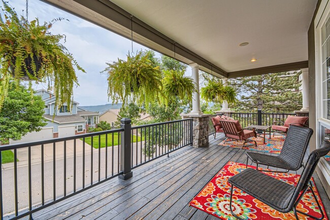 Building Photo - Luxury Golden Home with Private Pool & Bac...