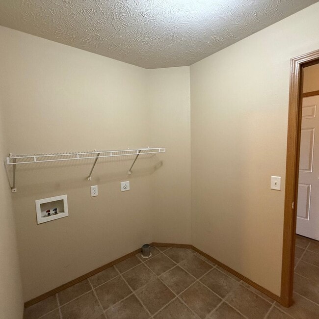 Building Photo - 3 bedroom 2 bath home in Willard School District