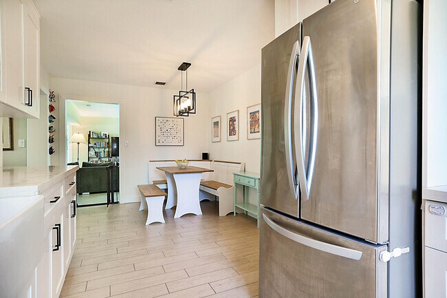 Building Photo - 711 NW 7th Dr