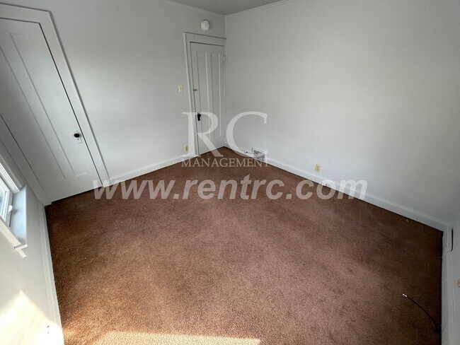 Building Photo - 1202 Walnut-