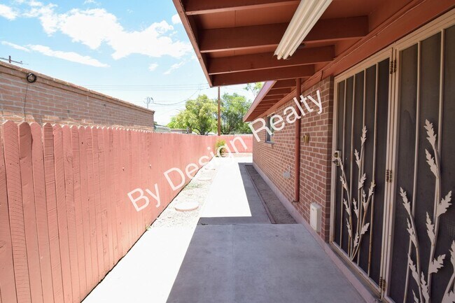 Building Photo - 3 Bed 2 Bath Midtown Duplex with Covered Parking & Storage