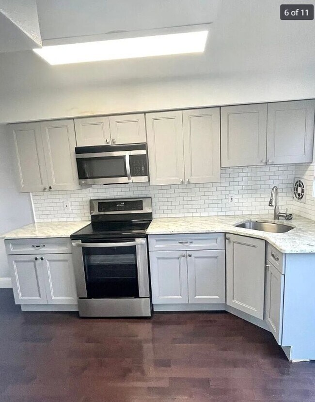 Building Photo - 3 bedroom 1 bath house available in North ...