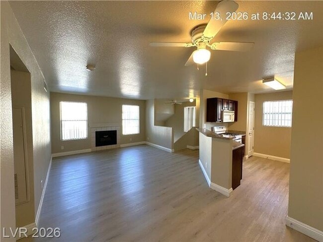 Building Photo - Fantastic NW second-floor unit with a welcoming layout and great natural flow!