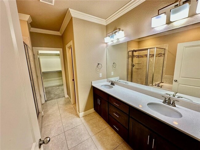 Building Photo - 6613 W Valley View Rd