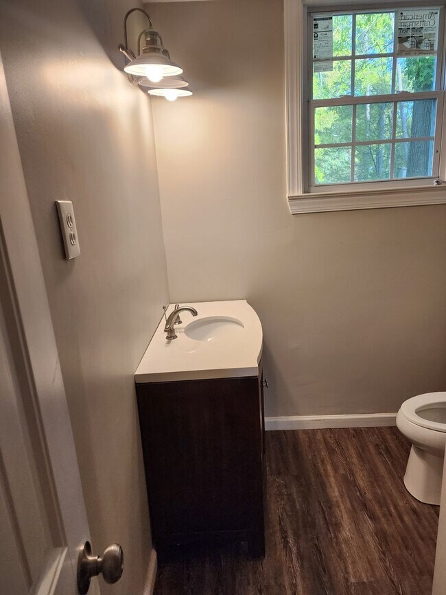 Building Photo - Spacious 4 bedroom 2 bath Will Not last long!