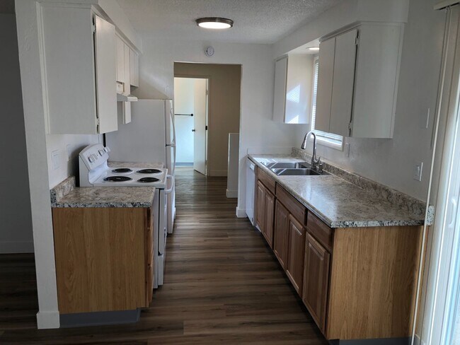 Building Photo - Updated 2 bedroom 1 1/2 bath duplex in Spr...