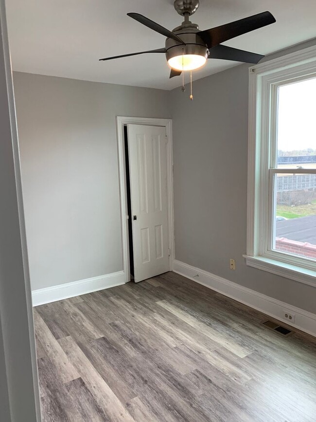 Building Photo - 3 BR 1.5 BA single family rental