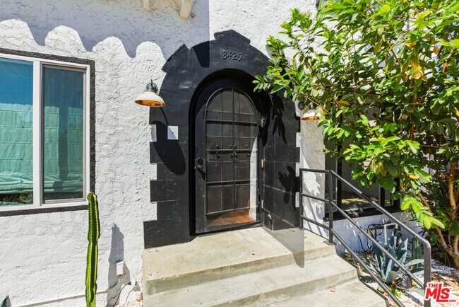 Building Photo - 3429 Edgehill Dr