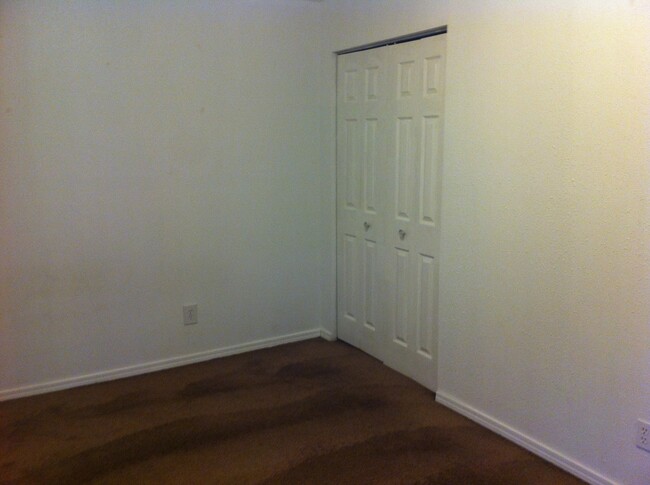 Building Photo - Duplex for Rent  Pet Friendly!