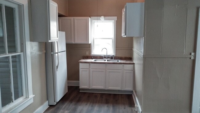 Building Photo - 207 W Oak St