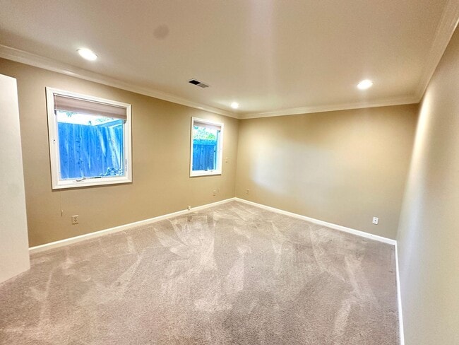 Building Photo - Beautiful 4 Bed 3 Bath Home with Attached ...