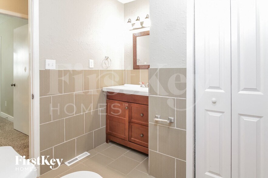 Building Photo - 717 NE Westwind Dr