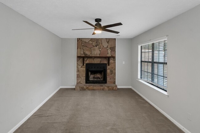 Building Photo - 321 Summerwood Ln