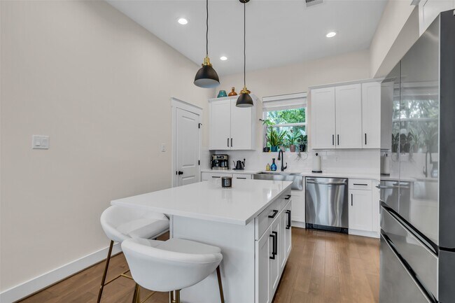 Building Photo - 5303 Donovan Gdns Ln