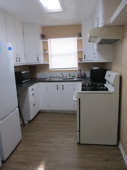 Building Photo - 702 Hughlett Ave
