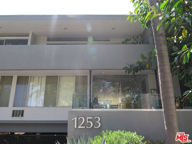 Building Photo - 1253 Hayworth Ave