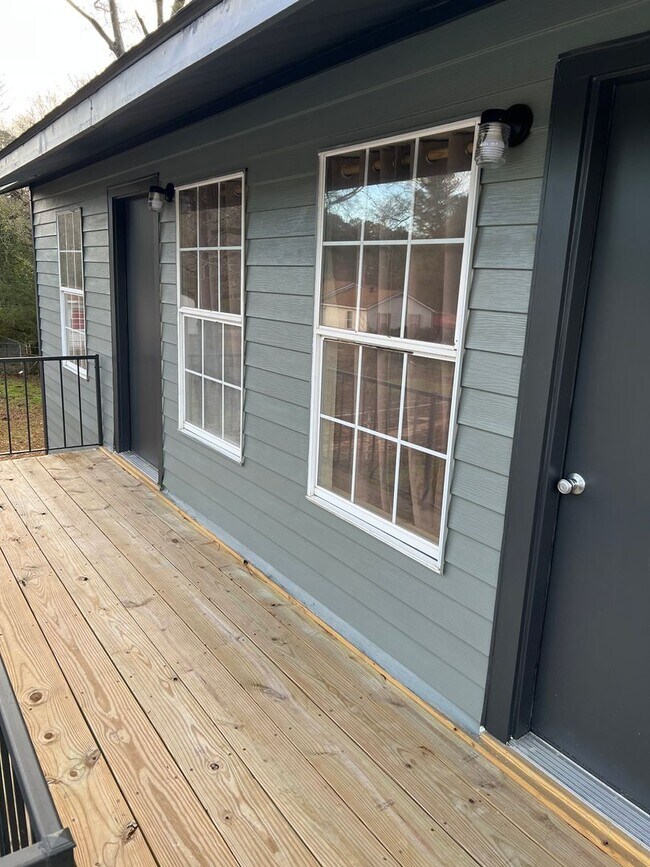 Building Photo - ** 2BED/2BATH Remodeled Suburban Apt. **