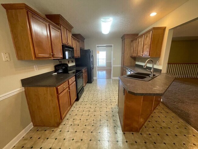 Building Photo - 5BD/4BA Single Family Home