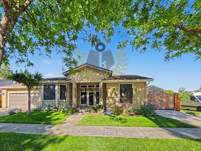 Building Photo - 818 S Apple Ave