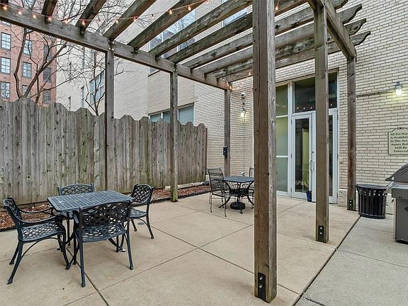Building Photo - "Chic Urban Living: Spacious 2-Bedroom Ret...