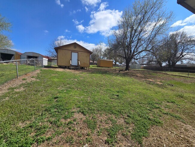 Building Photo - 3 Bed 1.5 Bath in Shawnee!