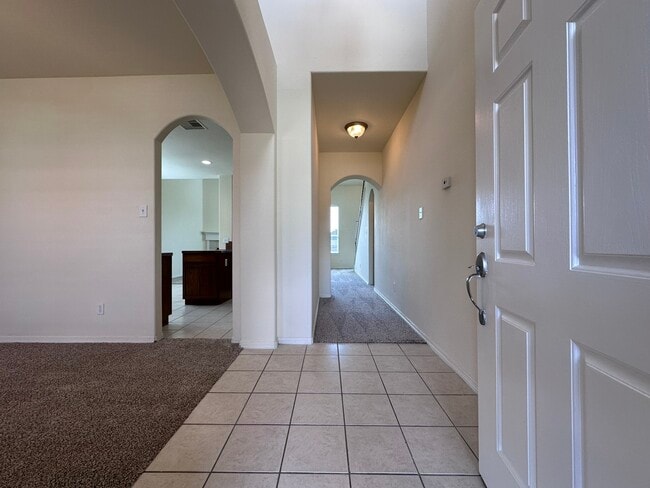 Building Photo - 2211 Highland Crossing Dr