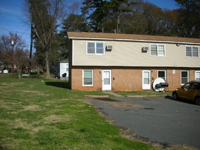 Building Photo - 2667 Dr Carver Rd
