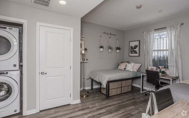 1BR, 1BA - 672 SF - West 27th