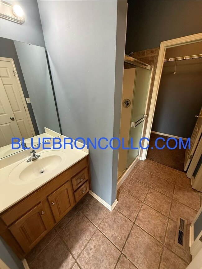 Building Photo - Spacious unit with Beautiful hardwood floors and nice touches throughout!