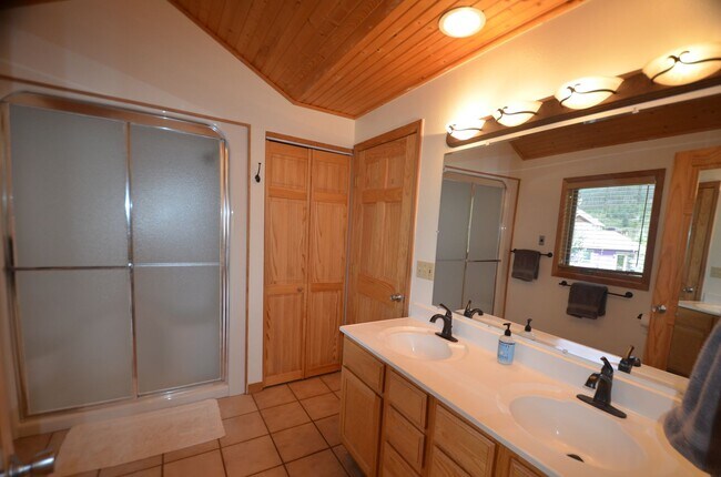 Building Photo - Extended Winter Rental!  Beautiful 3bed/2 ...